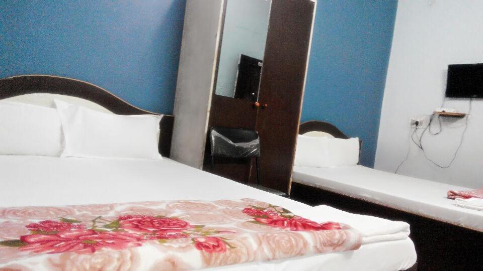 Hotel Pragya International Varanasi Zimmer foto